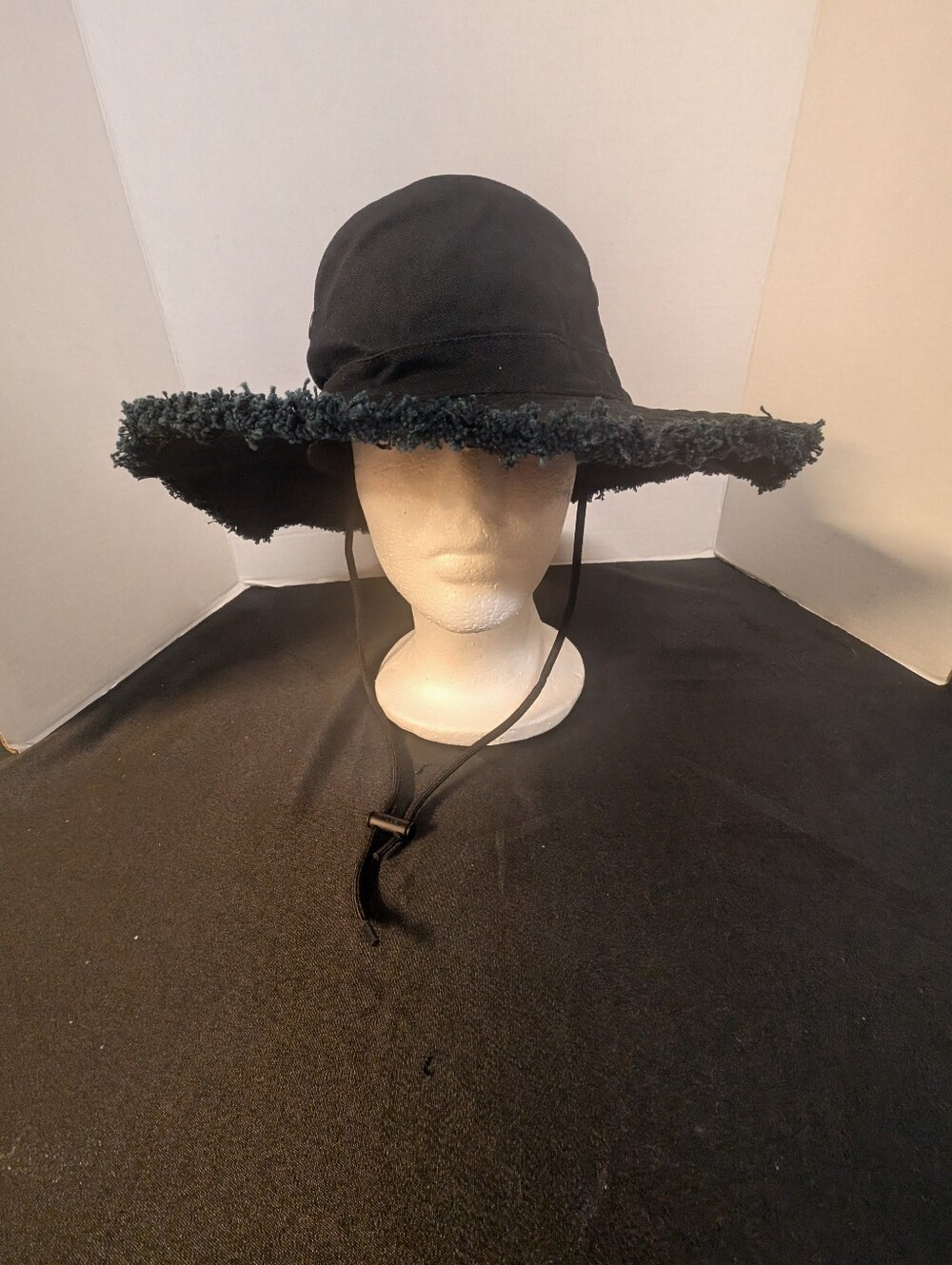 New With Tags Tilley Black  Fringe Hat UPF 50 Travel Vacation Accessories Large